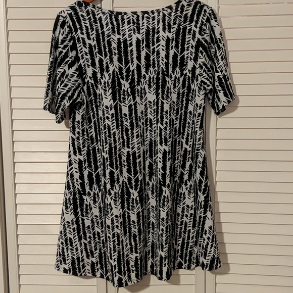 EUC black/white Lularoe Perfect T size Medium - Picture 4 of 4